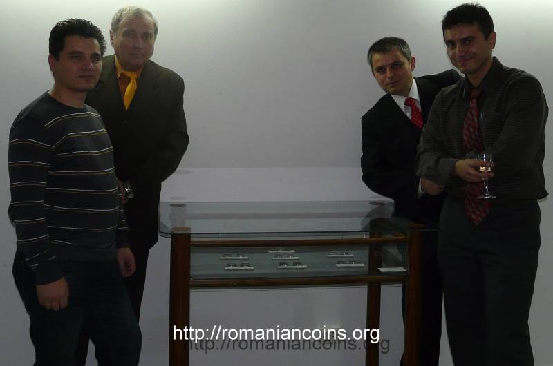 vitrin� �n care au fost expuse monede Sadagura; de la st�nga la dreapta: domnii IulianLipovanu, Condrat Adrian Homutescu, Vlad Mario Homutescu �i Adrian Homutescu - Casa Pogor - 12 noiembrie 2011