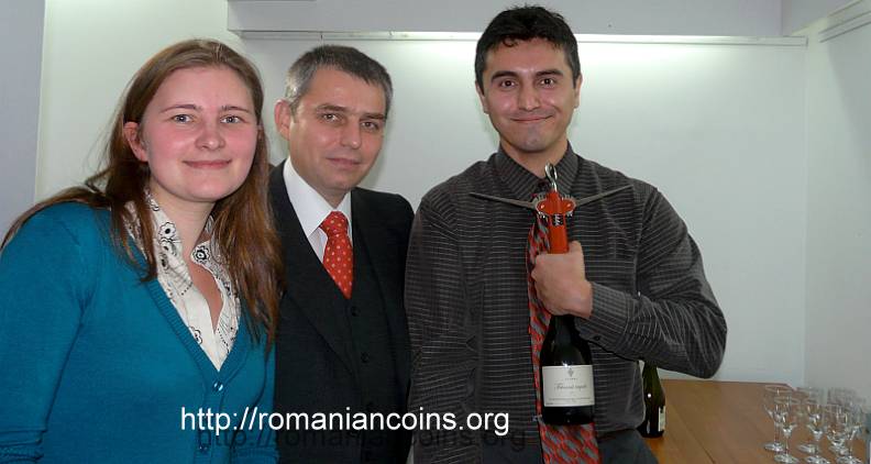 reprezentanta Editurii Stef �mpreun� cu autorii; Adrian Homutescu tocmai prezenta audien�ei calit��ile vinului Gramma Feteasc� Regal� (dar a uitat s� pomeneasc� �ns� singurul defect, condensat �n vechiul proverb rom�nesc, ce spune c� sticla de vin bun prea repede se termin�) - Casa Pogor - 12 noiembrie 2011