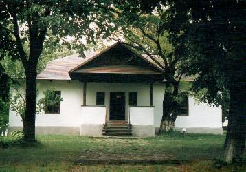 Casa memorială Mihai Eminescu de la Ipoteşti, judeţul Botoşani, construită de căminarul Gheorghe Eminovici pe la 1850, reconstruită în anul 1979 pe temeliile originale - foto iulie 2008