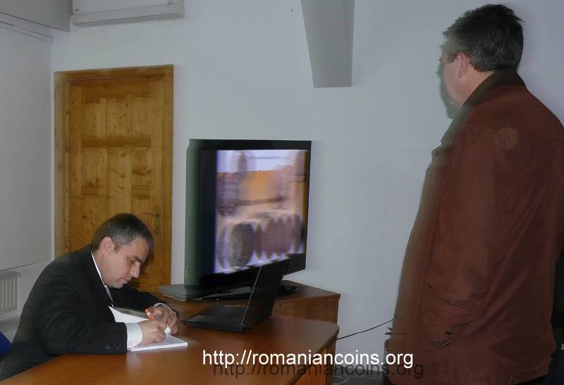 Mario Homutescu scriind o dedicaţie (cu un pix Continental) - Casa Pogor - 12 noiembrie 2011