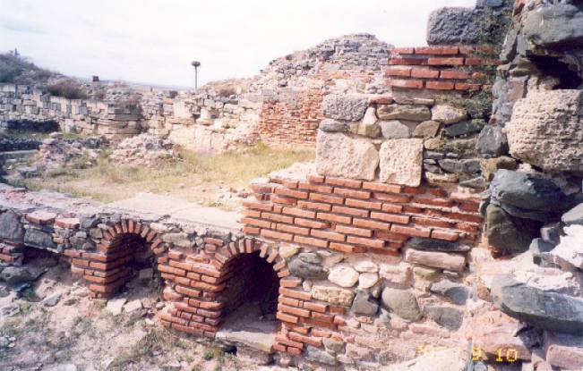 Ruine ale termelor romane (bi publice) din Histria - imagine din 2003